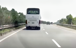Chạy 'rùa bò' bám làn trái cao tốc, tài xế xe khách bị CSGT ghi hình xử phạt