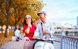 Con đường ngập lá vàng như 'mùa thu TP.HCM' hút nhiều người đến chụp ảnh