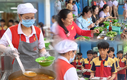 Phụ huynh nói gì khi 'đột nhập' bếp ăn bán trú, thử suất ăn của con?