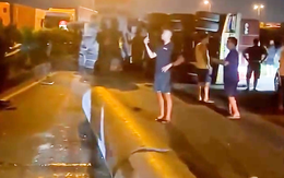 Video hiện trường xe chở cọc bê tông lật đổ xuống đường gây tai nạn liên hoàn ở Hải Phòng
