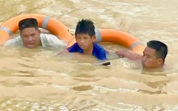 Cứu thiếu niên bám vào bụi tre giữa sông sau khi bị lật ghe