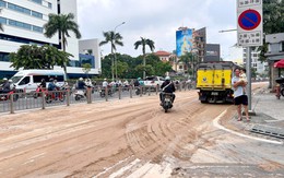 Xe ben làm rơi bùn đất xuống đường Cộng Hòa, nhiều người đi xe máy trượt ngã