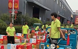 Nhân viên phải dùng xe ba gác chở quà Trung thu về