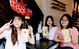 Triển lãm Trung thu xưa, bạn trẻ nay tự làm lồng đèn tặng người thân