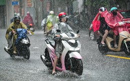 Mây đen kéo đến gần trưa, trung tâm Hà Nội mưa rào kèm sấm sét