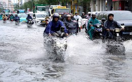 Đường Bùi Viện, D5, TP.HCM ngập nước mênh mông sau 1 giờ mưa lớn