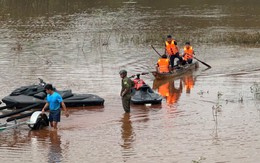 Ô tô bị nước cuốn xuống hồ ở Đồng Nai, xuyên đêm tìm người nghi mất tích