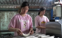 Hai chị em sinh đôi phụ cha làm bánh mì, bán vé số vào đại học, hàng xóm dang tay tiếp sức