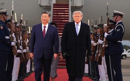 Ông Trump bắt tay, trao đổi với ông Tập Cận Bình tại cầu thang máy bay
