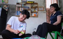 Căn phòng 10m2 thắp sáng ước mơ của cậu học sinh giỏi tỉnh và người mẹ mù