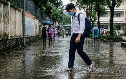 TP.HCM mưa, học sinh khổ vì phải mang giày ba ta suốt tuần