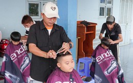 Trao nhiều phần quà, khám bệnh và cắt tóc miễn phí cho học sinh ở ‘vùng rừng’ Cà Mau