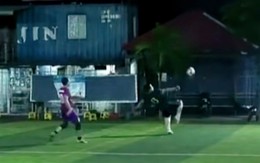 Thủ môn ngả người móc bóng phản lưới nhà siêu ngầu