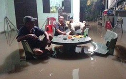 TP.HCM: Mưa lớn, nước tràn vào nhà, người dân Thuận An chủ động sơ tán