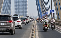 Lắp biển báo, vạch xác định khoảng cách trên cầu Nhật Tân: Cảnh sát giao thông chủ yếu tuyên truyền