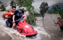 Khoảnh khắc ca nô bị lật khi cứu người bị kẹt giữa dòng nước xiết
