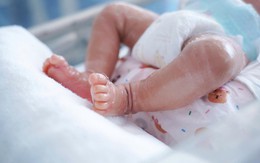 Da bé trai sơ sinh khô nứt bất thường, bác sĩ phát hiện mắc bệnh vảy cá hiếm gặp