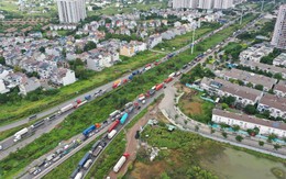 Sửa đường Võ Chí Công, hướng vào cảng Cát Lái ùn ứ kéo dài