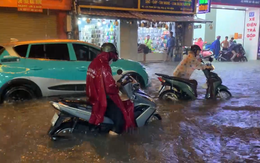 Mưa lớn chiều tối, nhiều tuyến đường TP.HCM thành 'sông'