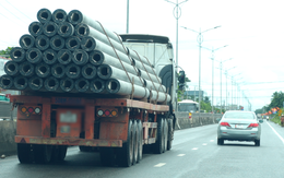 Chở cọc bê tông gấp đôi tải trọng cho phép, tài xế bị phạt 77,5 triệu đồng