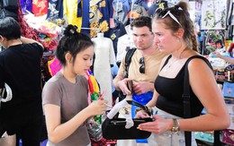 Chợ truyền thống chỉ còn đông nhờ khách du lịch?