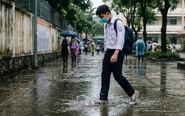 Mùa mưa vẫn buộc học sinh mang giày ba ta đi học, quy định cứng nhắc có làm học sinh giỏi hơn?