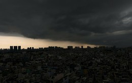 Bầu trời TP.HCM đen kịt tối sầm, đang mưa to nhiều nơi