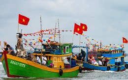 Ngư dân Cần Giờ đưa rước Nghinh Ông, cầu mùa biển bội thu