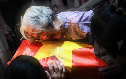 Hài cốt liệt sĩ trở về vòng tay cha mẹ: 'Cánh ơi, mẹ bế con một tí con ơi...'