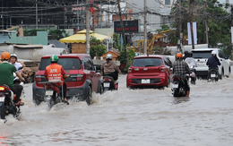 Nhiều tuyến đường ở TP Cần Thơ chìm trong triều cường ngày cuối tuần
