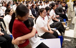 Nữ sinh viên bất ngờ khi mẹ xuất hiện tại buổi trao học bổng Tiếp sức đến trường 2026