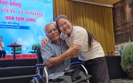 Người cha mất hai chân vẫn đến chung vui cùng con trong ngày nhận học bổng