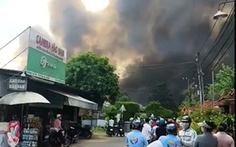 Xưởng sơn lớn của công ty gỗ ở Đồng Nai bùng cháy dữ dội