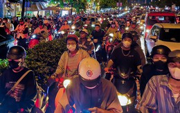 Chờ đèn đỏ hơn 5-7 phút vẫn chưa qua được ngã tư Phạm Văn Đồng - Phan Văn Trị, TP.HCM