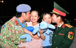 Giây phút đoàn tụ của những người lính mũ nồi xanh trở về từ Nam Sudan