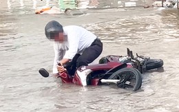 Người dân Cần Thơ chật vật trong triều cường sáng đầu tuần 