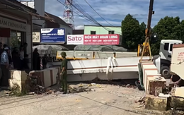 Cổng chào bị đổ sập đè trúng hai mẹ con sau vụ va chạm với xe cẩu