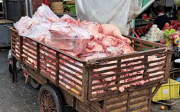 Sử dụng xe tự chế gỉ sét chở thịt heo: Nhìn thấy hết muốn ăn!