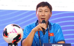 HLV Kim Sang Sik xin lỗi người hâm mộ sau trận thua Thái Lan