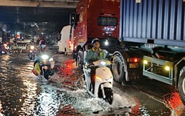 Triều cường dâng, người đi xe máy dò đường tránh ổ gà ở TP.HCM