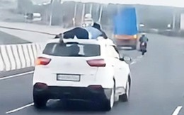 Video cảnh sát bám chặt trên mui xe của nhóm tội phạm suốt 30km ở Ấn Độ