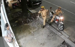 Video CSGT dừng xe tuần tra, lao vào nhà dân hỗ trợ đưa người bị đột quỵ đi cấp cứu 
