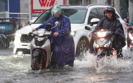Mới 16h, toàn trung tâm TP.HCM mưa xối xả, ngập khắp nơi