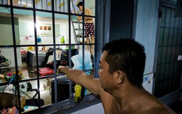 Nước từ rạch bất ngờ ùa vào, nửa đêm hàng trăm nhà dân phường Thủ Đức ngập sâu