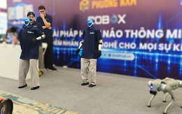 Robot khủng long gầm vang, robot hình người nhảy múa tại triển lãm ở TP.HCM