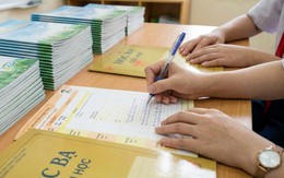 Giáo viên 'đuối' vì số hóa nửa vời: Làm số rồi vẫn phải làm giấy, nhìn màn hình nhiều hơn nhìn học sinh