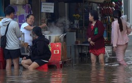 Quán bún riêu nước ngập tới đầu gối, khách vẫn lội nước tới ăn như chưa có... triều cường