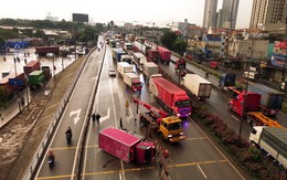 Xe tải chở hàng tông dải phân cách, lật ngang trên cầu vượt Sóng Thần