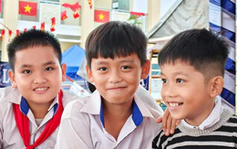 Trường của em nay đẹp lắm, không còn be bé, nằm lặng giữa rừng cây nữa rồi!
