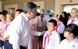 Tiếng trống khai giảng giữa bệnh viện: 'Con muốn được hết bệnh để đi học cùng với bạn'